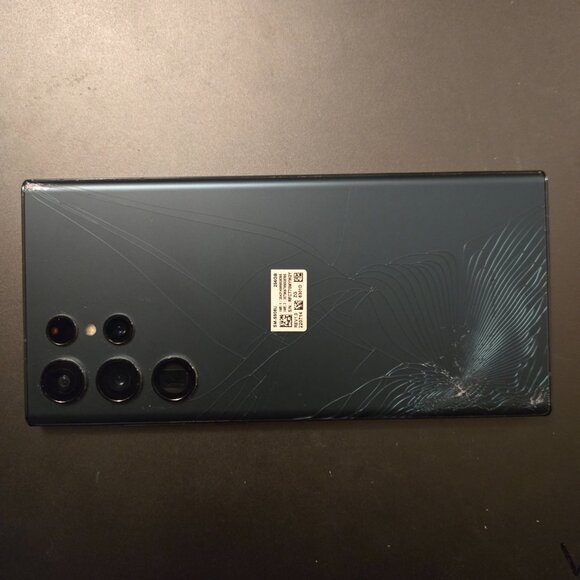 Samsung Galaxy S22 Ultra 5G - cracked on the back - Picture 3 of 11